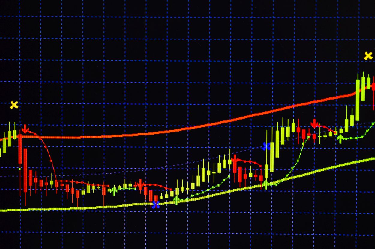 USD/JPY WALCZY O ZDECYDOWANY KIERUNEK, POZOSTAJE OGRANICZONY W ZAKRESIE OKOŁO 135,00 MARKI